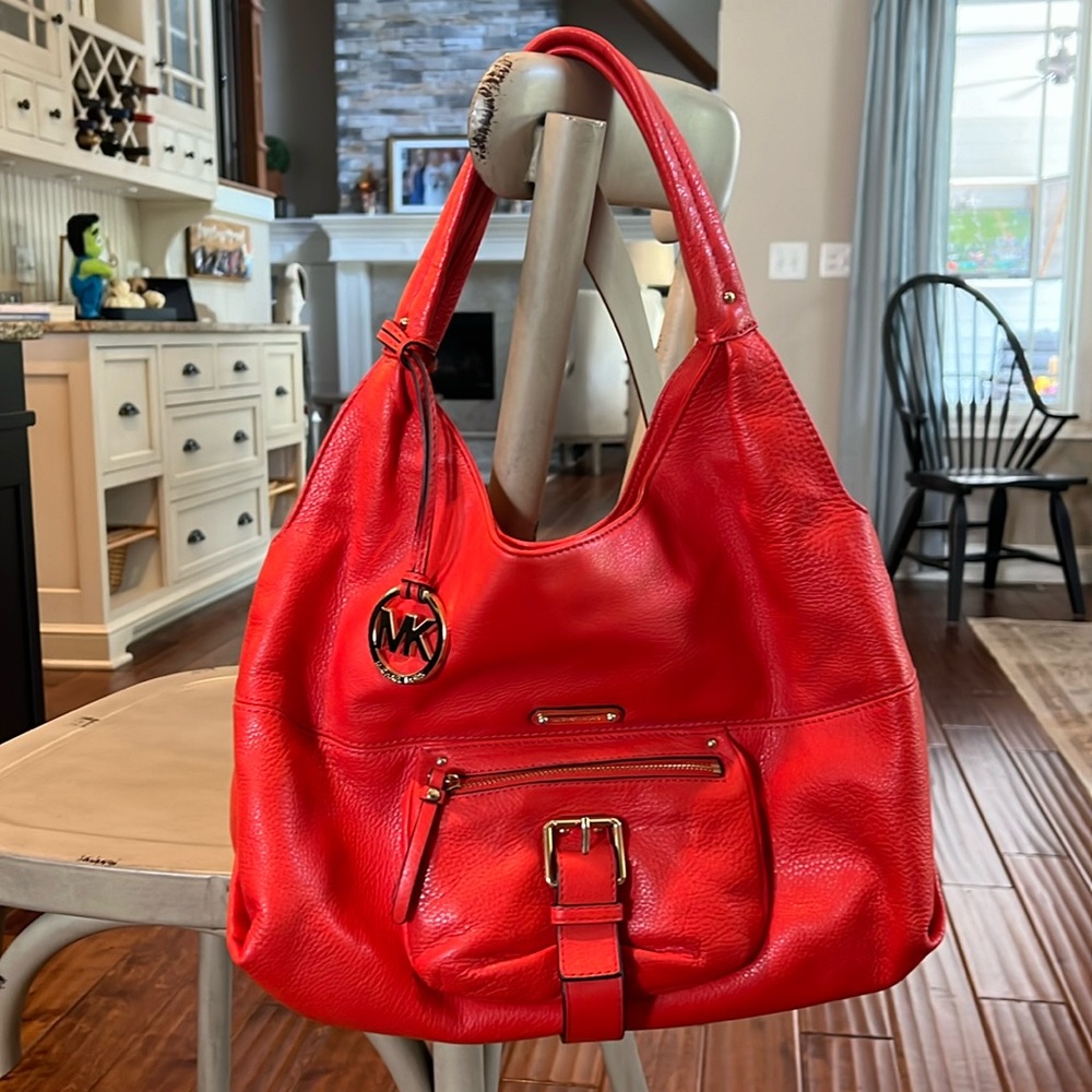Orange leather Micheal Kors. Gorgeous color. Medium size. Lots of pockets.